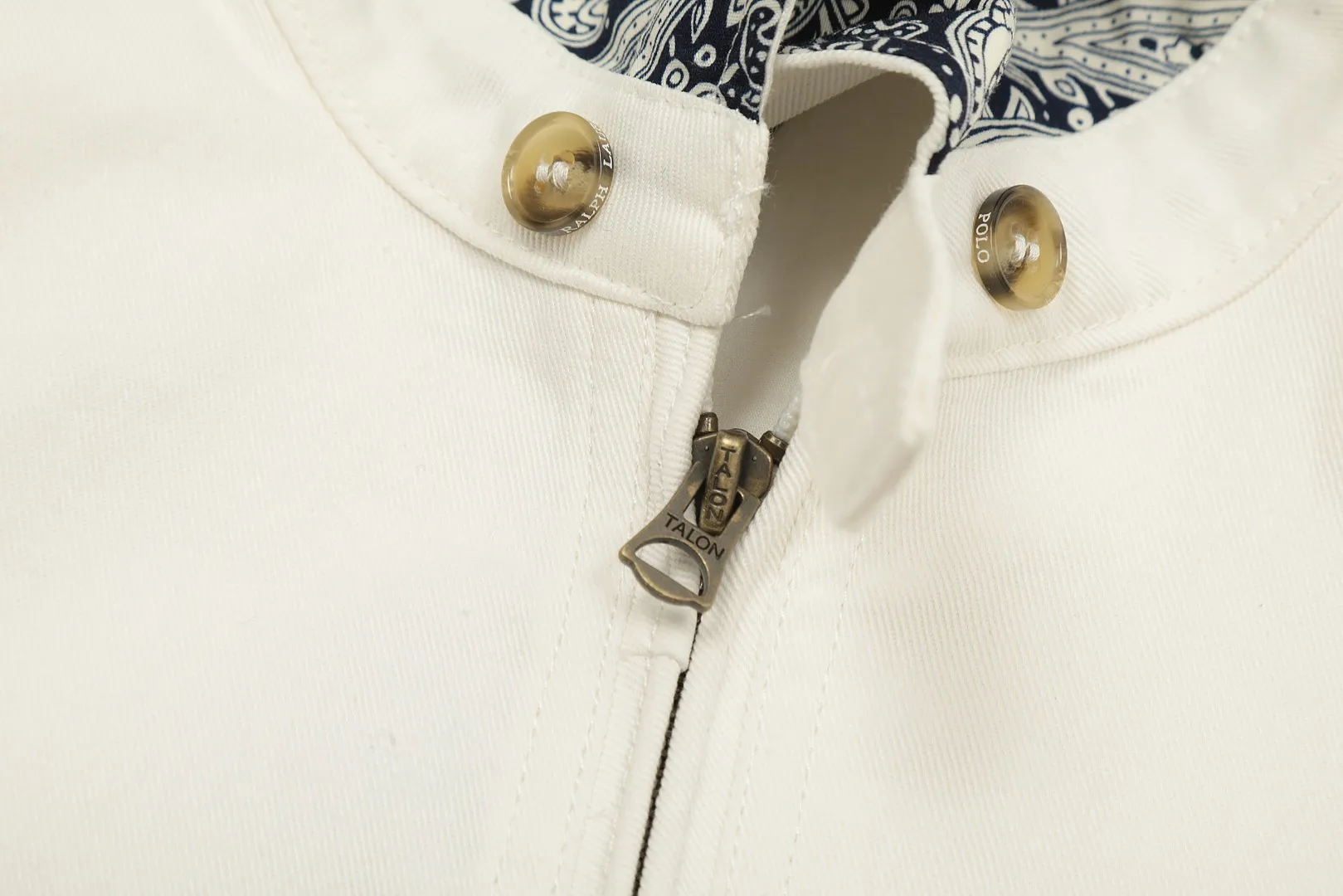P340 top quality" Style number: 8088# [Ralph Lauren veteran pony embroidered veteran jacket] ✅Ralph Lauren blue and white contrasting lapels, white veteran short retro flight jacket ✅The face is made of no-wash twill washed cotton, soft and tangible ✅Customized laser tortoise RL original hand-stitched buckle ✅Vintage bronze natural paint double-open zipper ✅Gentle retro white stand-up collar versatile jacket. The upper body is very flattering. Versatile style YYDS~ ✅The upper body is simple and easy to match. A must-have for goddess ootd. Good-looking clothes are never picky. A must-have in the goddess's wardrobe. Size: S-XL Color: Off-white